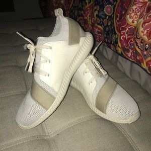 Under armor cream tennis shoes